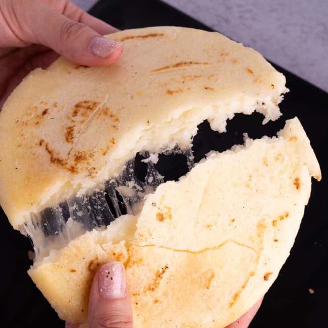 Arepa grande con queso