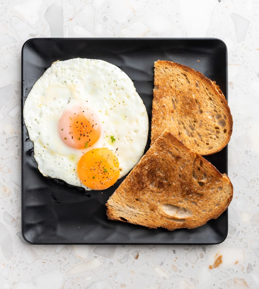 HUEVOS Y TOSTADAS